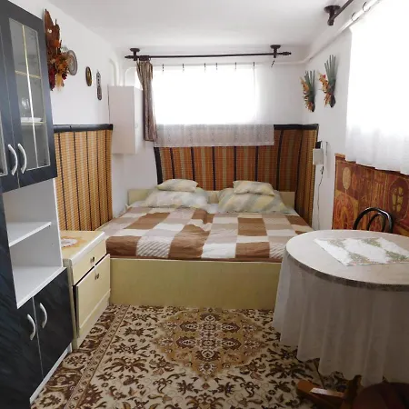4 Fos Kutyabarat Apartman Velencen * ולנצה