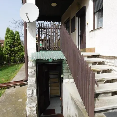 4 Fos Kutyabarat Apartman Velencen דירה *